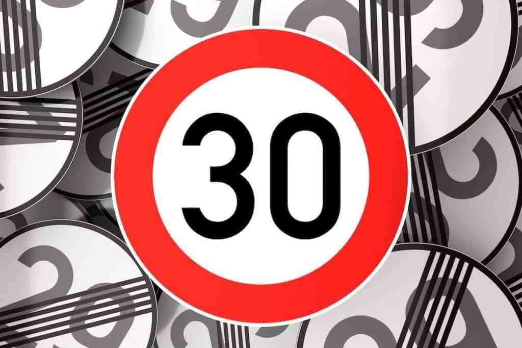 velocidad limitada 30 kmh - Modificación de la velocidad máxima dentro de las ciudades en toda Castilla-La Mancha