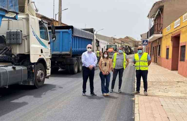 El Gobierno de Castilla-La Mancha invierte 108.000 euros en la travesía de Cabezarados y en los caminos de servicio de la variante de Abenójar