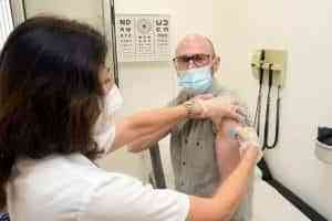 El alcalde de Argamasilla de Alba recibe la primera dosis de la vacuna contra la COVID