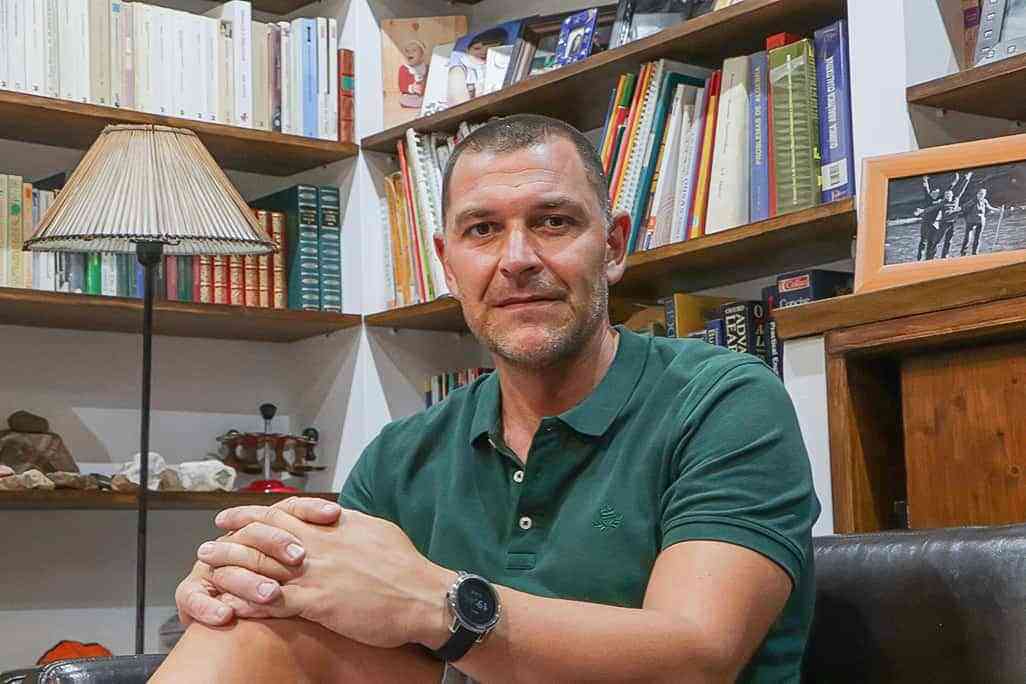 David García Rodríguez escribirá otra página de su biografía personal con la Mención a la Cultura 2021 que recibe este año 1 David Garcia Rodriguez. en la prolija biblioteca y hermosa biblioteca de su hogar - David García Rodríguez escribirá otra página de su biografía personal con la Mención a la Cultura 2021 que recibe este año