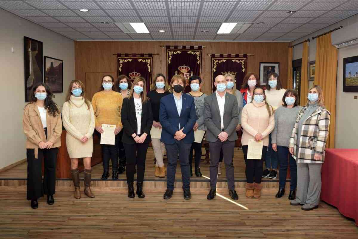 Ocho alumnas-trabajadoras finalizaron el Programa RECUAL en “Atención sociosanitaria a personas dependientes en instituciones sociales” 1 RECUAL e1638209504905 - Ocho alumnas-trabajadoras finalizaron el Programa RECUAL en “Atención sociosanitaria a personas dependientes en instituciones sociales”