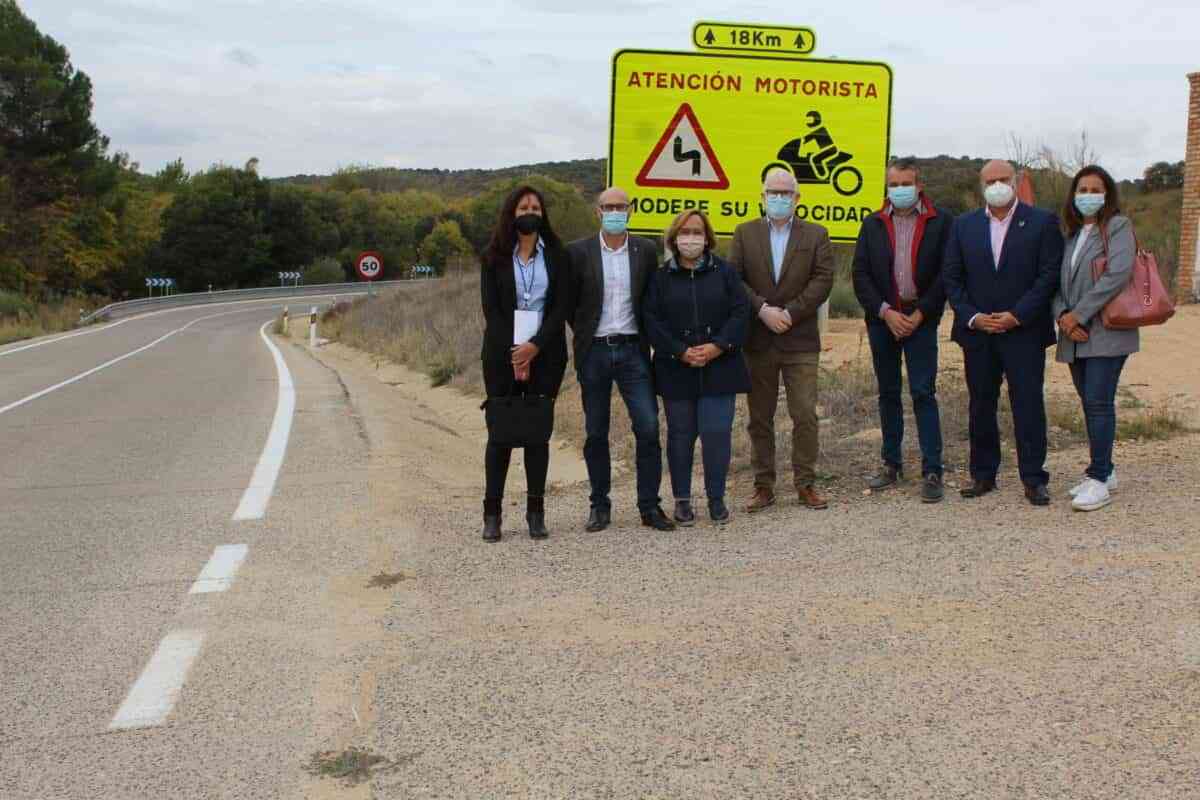seguridad vial scaled e1636072344989 - El Gobierno regional mejora la seguridad vial en la CM-3115 con la renovación de más de 700 elementos de señalética vertical