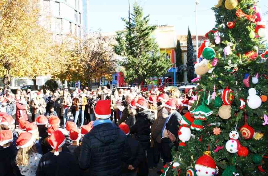 Un árbol de crochet elaborado por las mujeres de la Asociación de mujeres afectadas por el cáncer de mama “Santa Agueda”