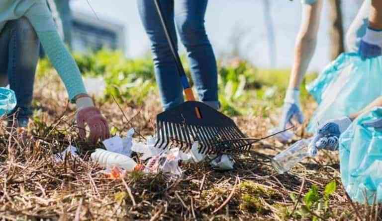 I jornada de sensibilización medioambiental y recogida de basura “Basuraleza” en la Torre del Embalse del Vicario