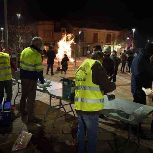 Las hogueras volvieron a dar calor en la fría noche de la víspera de San Antón en Argamasilla de Alba