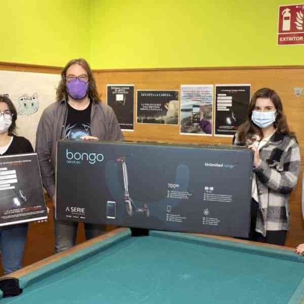 Rebeca Manzano ganó el patinete eléctrico del concurso Cartel+Eslogan