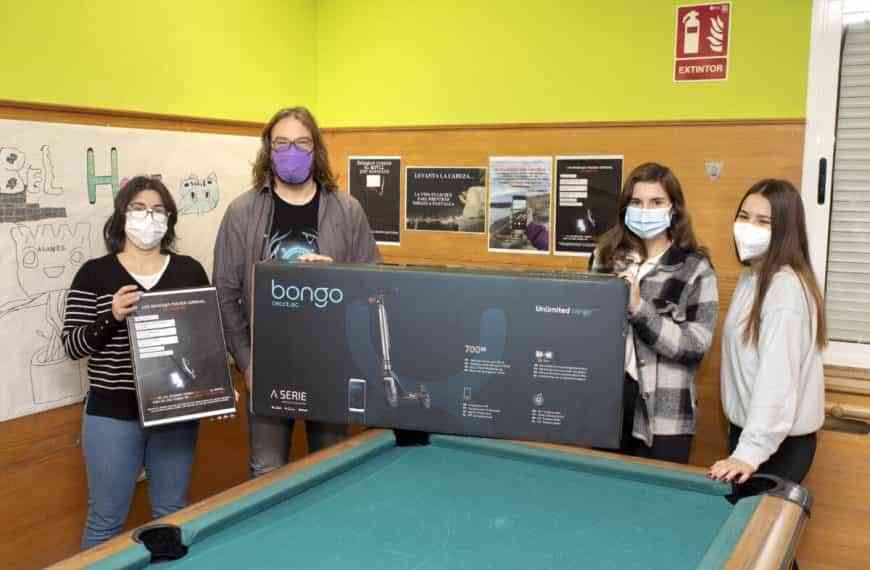 Rebeca Manzano ganó el patinete eléctrico del concurso Cartel+Eslogan