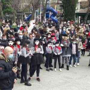 Los escolares, madres y padres han llevado la alegría del desfile infantil del Carnaval por las calles de Puertollano