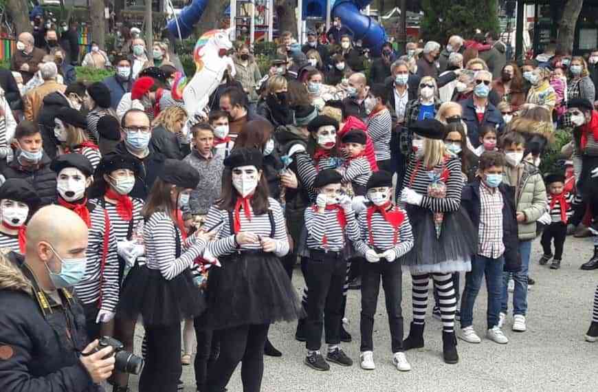 Los escolares, madres y padres han llevado la alegría del desfile infantil del Carnaval por las calles de Puertollano