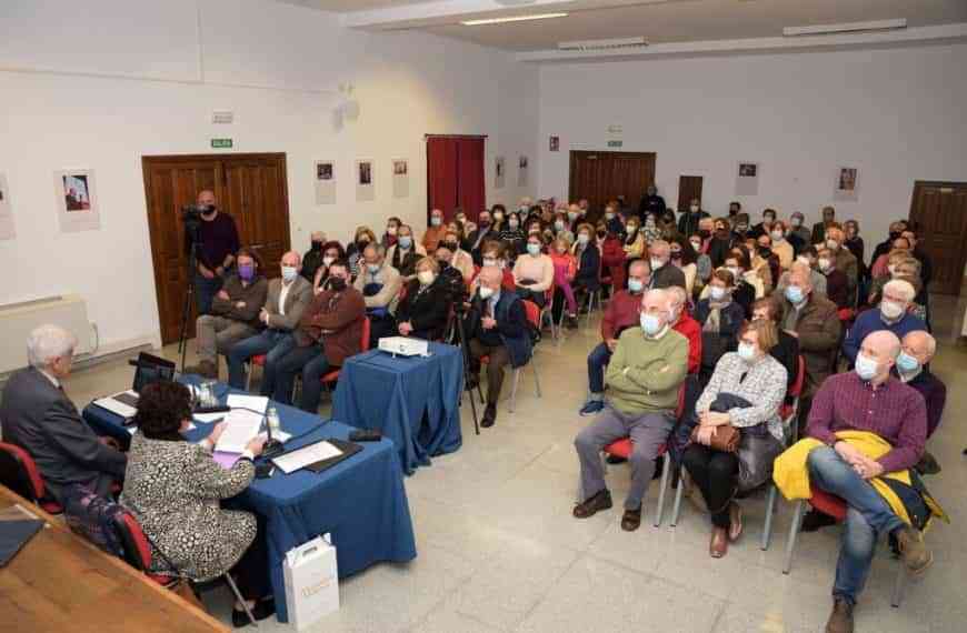 Numeroso público en el VIII Ciclo de Conferencias “El Magisterio de la Palabra”