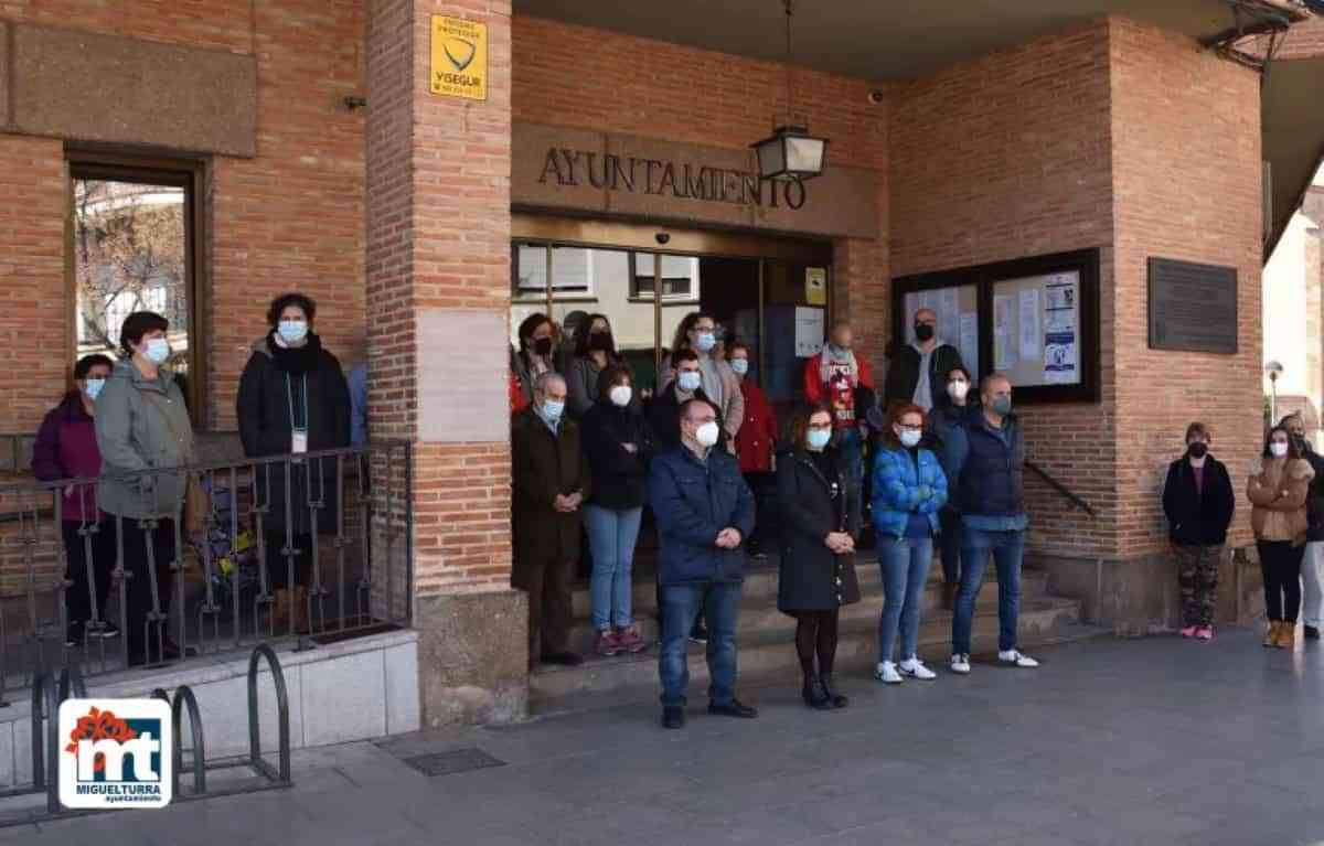 silencio concentracion femp miguelturra ucrania - Cinco minutos de silencio en Miguelturra durante  la concentración convocada por FEMP en solidaridad con el pueblo de Ucrania