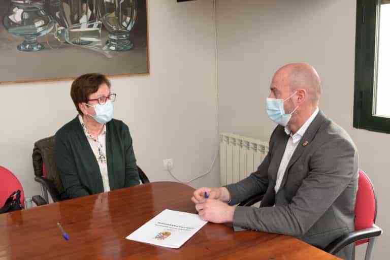 El alcalde y la presidenta de Cáritas Parroquial de Argamasilla de Alba renovaron el convenio de colaboración