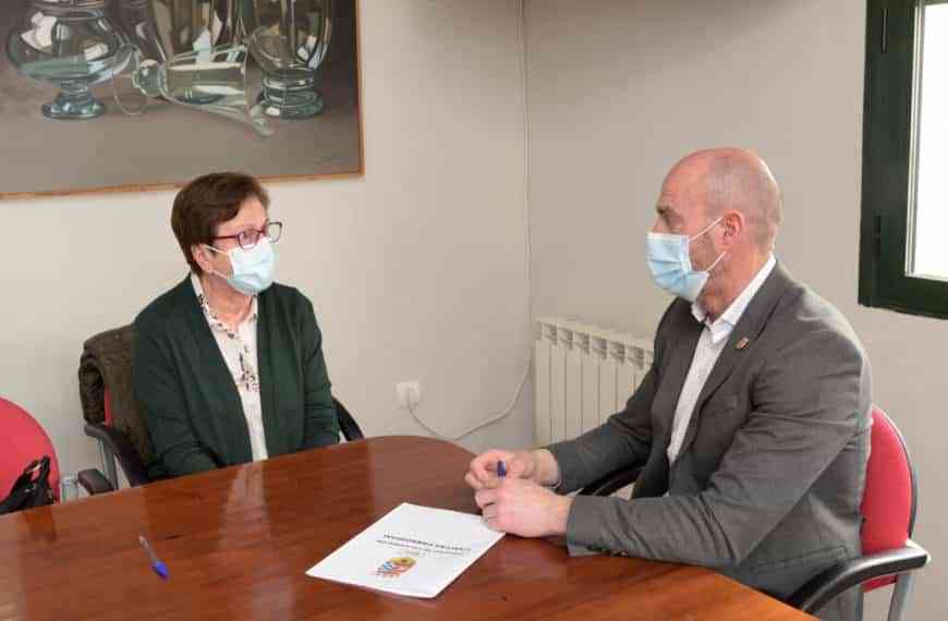 El alcalde y la presidenta de Cáritas Parroquial de Argamasilla de Alba renovaron el convenio de colaboración