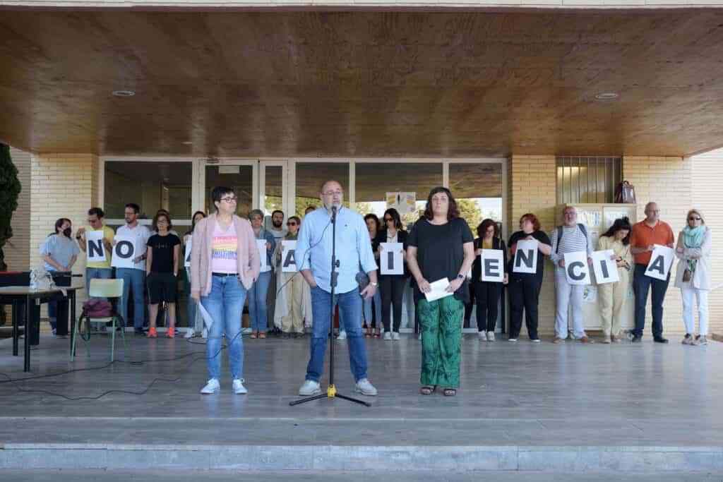 Concentracion IES por agrasion a profesores - El Ayuntamiento de Argamasilla de Alba muestra su apoyo a los profesores del IES Vicente Cano agredidos