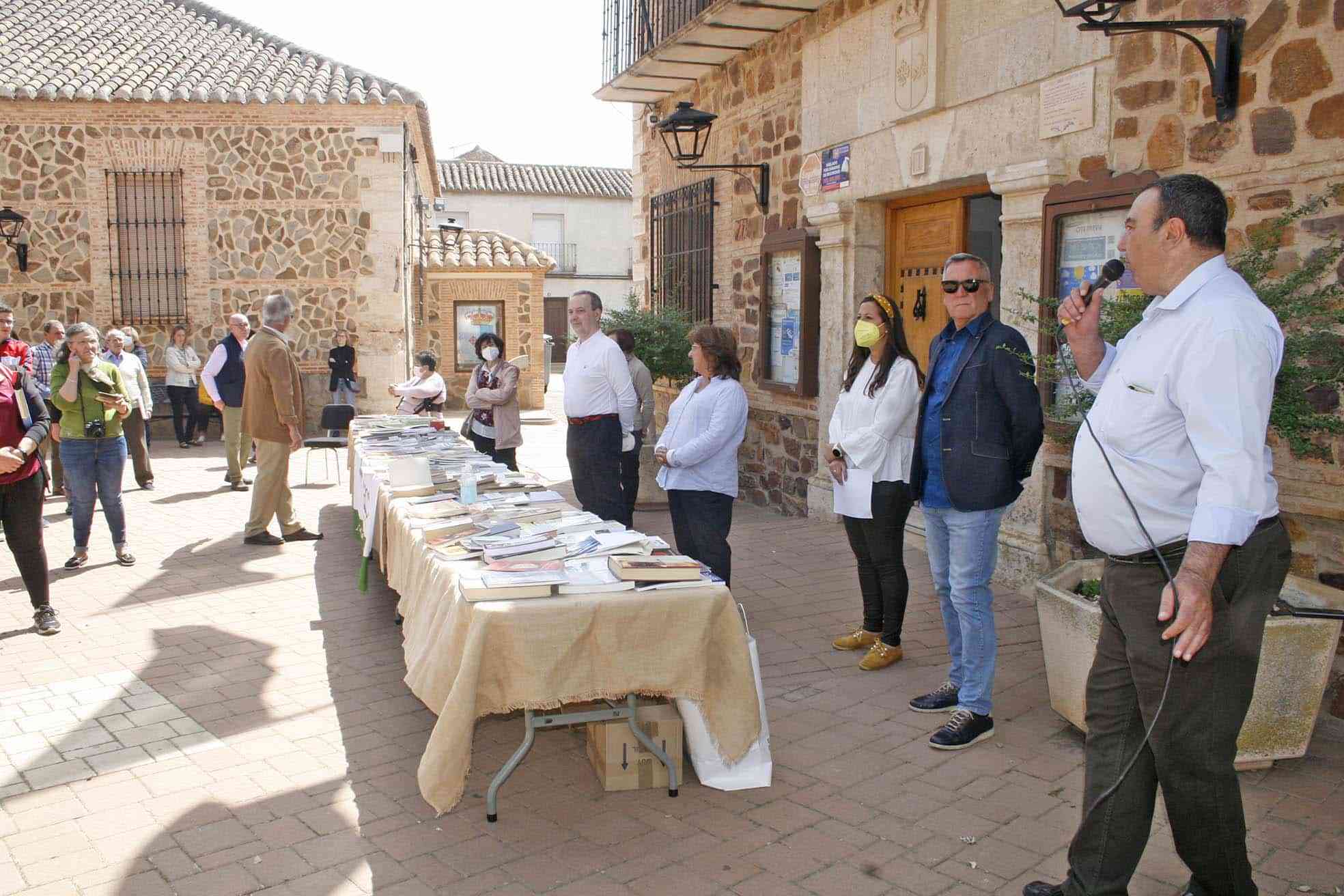 Granátula de Calatrava crea un rincón literario en la Plaza de la Constitución con una biblioteca exterior 1 Mercado de Libros a la puerta del Ayuntamiento de Granatula de Calatrava - Granátula de Calatrava crea un rincón literario en la Plaza de la Constitución con una biblioteca exterior