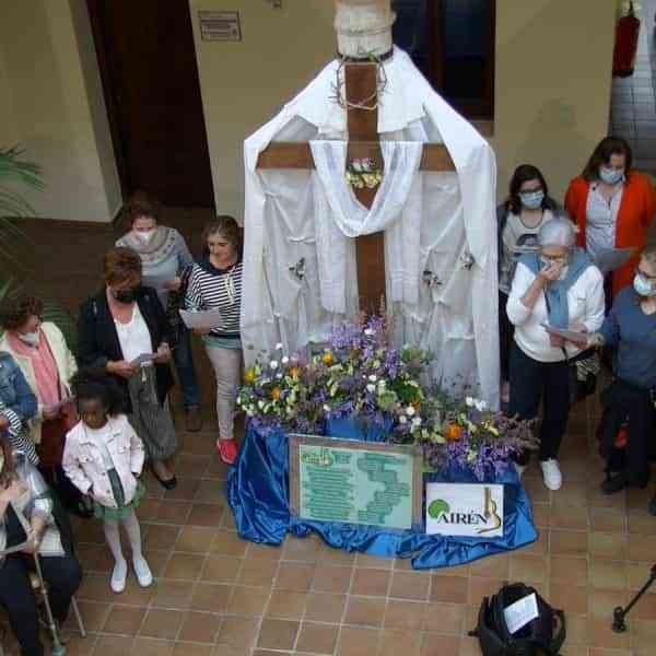 Las rondas a las Cruces de Mayo llevan la alegría y la tradición en su recorrido por Manzanares