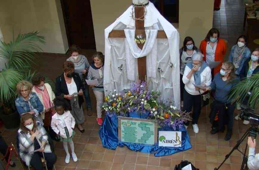 Las rondas a las Cruces de Mayo llevan la alegría y la tradición en su recorrido por Manzanares