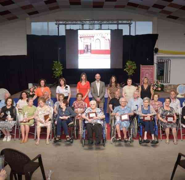 El Ayuntamiento de Argamasilla de Alba rinde homenaje a sus mayores que han superado los 85 y 100 años