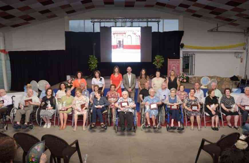 El Ayuntamiento de Argamasilla de Alba rinde homenaje a sus mayores que han superado los 85 y 100 años