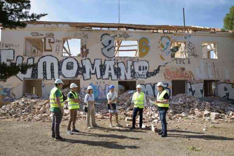 Jiménez visita las obras de rehabilitación de los pabellones del Castillo de Peñarroya