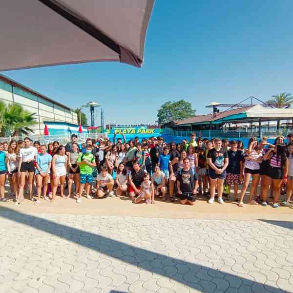 Noventa jóvenes de Argamasilla de Alba viajan al Playa Park con el Centro Infantojuvenil