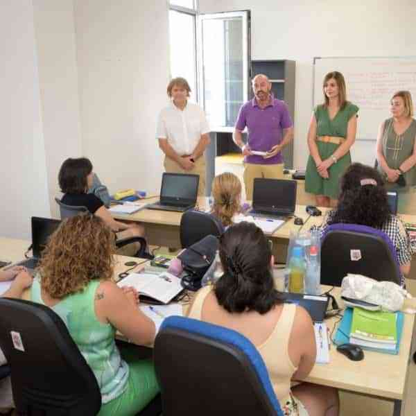 El programa RECUAL facilita a ocho personas de Argamasilla de Alba formarse en atención a dependientes