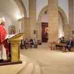 El obispo de Ciudad Real bendice las entradas de la iglesia parroquial reformadas recientemente