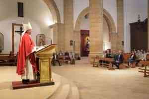 El obispo de Ciudad Real bendice las entradas de la iglesia parroquial reformadas recientemente