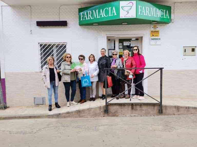A favor de la lucha contra el cáncer, se recauda más de 1.000 euros de donativo, gracias a la rifa de un abanico
