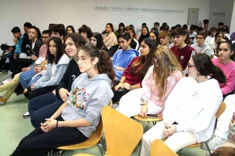 “Así me llaman” de Félix Albo un espectáculo sobre igualdad y violencia de género en el que participaron estudiantes de secundaria de Puertollano y Argamasilla de Calatrava