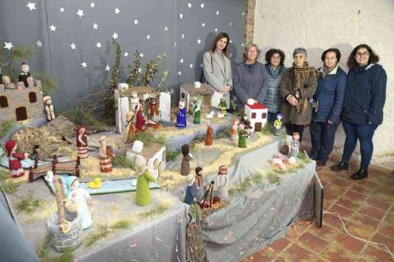 La Asociación de Amas de Casa de Argamasilla de Alba instala un belén elaborado íntegramente con ganchillo