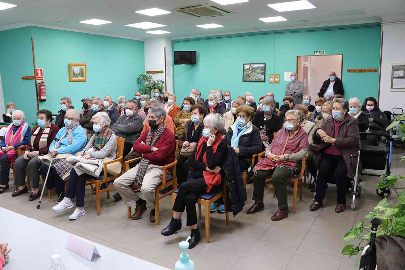 Mayores de Argamasilla de Calatrava durante la charla sobre pensiones - Parlamentarios nacionales del PSOE destacan el afán de Pedro Sánchez por garantizar a los mayores su poder adquisitivo con la revalorización de sus pensiones en un 8,5%