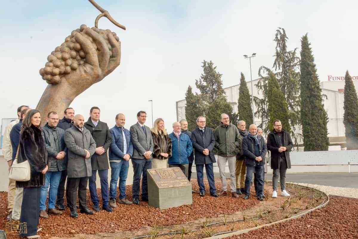 Inaugurada la escultura “Homenaje a la vida y a las gentes de Tomelloso” del escultor Sergio Alonso en la entrada de la ciudad