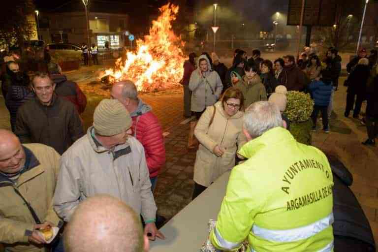 Argamasilla de Alba celebró la tradicional noche de las hogueras en honor a San Antón