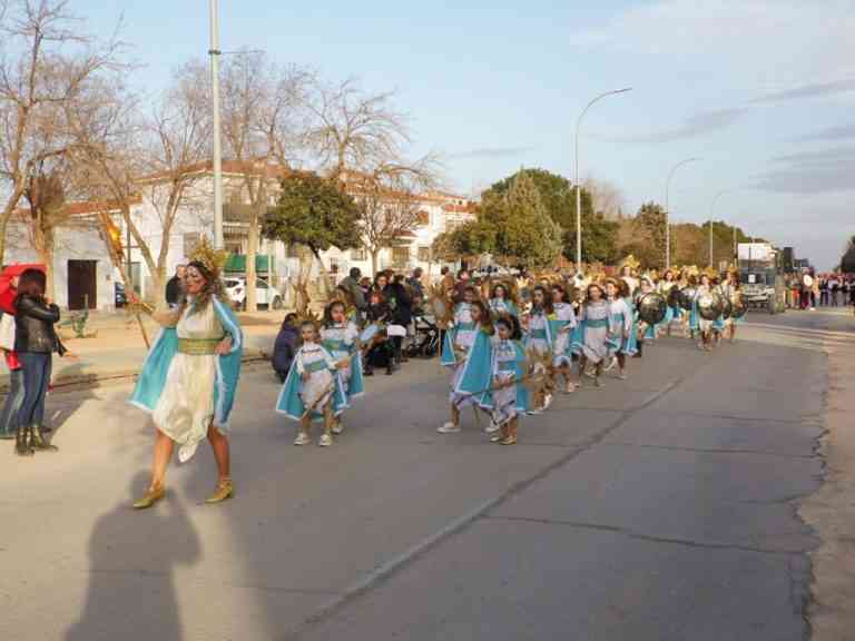 Argamasilla de Alba se llena de color y alegría en el Gran Desfile de Comparsa de Adultos