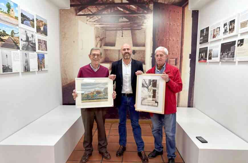El alcalde de Argamasilla de Alba recibe la donación de dos acuarelas de manos de sus autores José Luis Martín y Martín Pérez