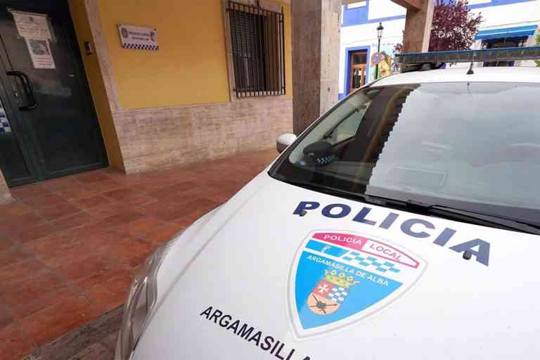 La valiente acción de policías locales de Argamasilla de Alba salva a mujer de edad avanzada que intentaba lanzarse desde su balcón.