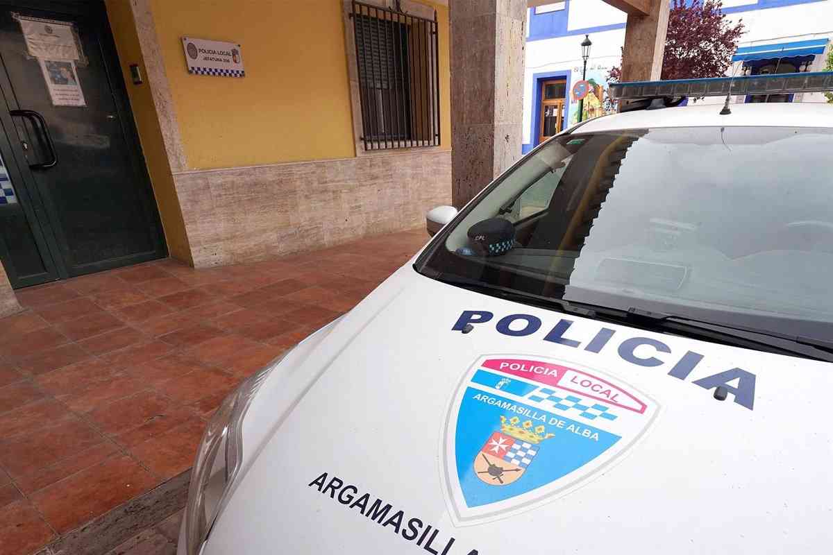 La valiente acción de policías locales de Argamasilla de Alba salva a mujer de edad avanzada que intentaba lanzarse desde su balcón. 1 La valiente accion de policias locales de Argamasilla de Alba - La valiente acción de policías locales de Argamasilla de Alba salva a mujer de edad avanzada que intentaba lanzarse desde su balcón.