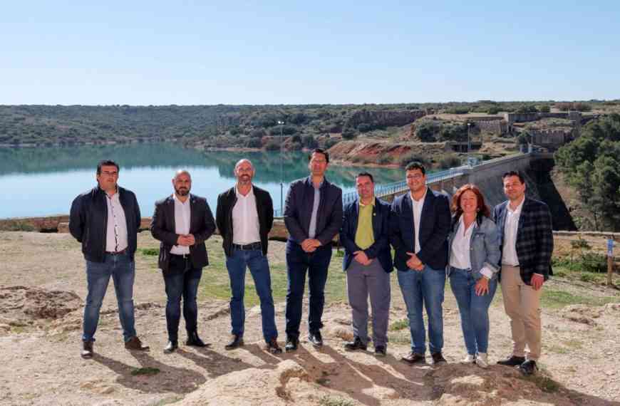 La Diputación presenta en el Castillo de Peñarroya una red de senderos para impulsar el turismo histórico y patrimonial en la provincia