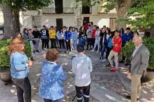 Estudiantes del IES Vicente Cano homenajean a Cervantes leyendo los sonetos y epitafios del Quijote