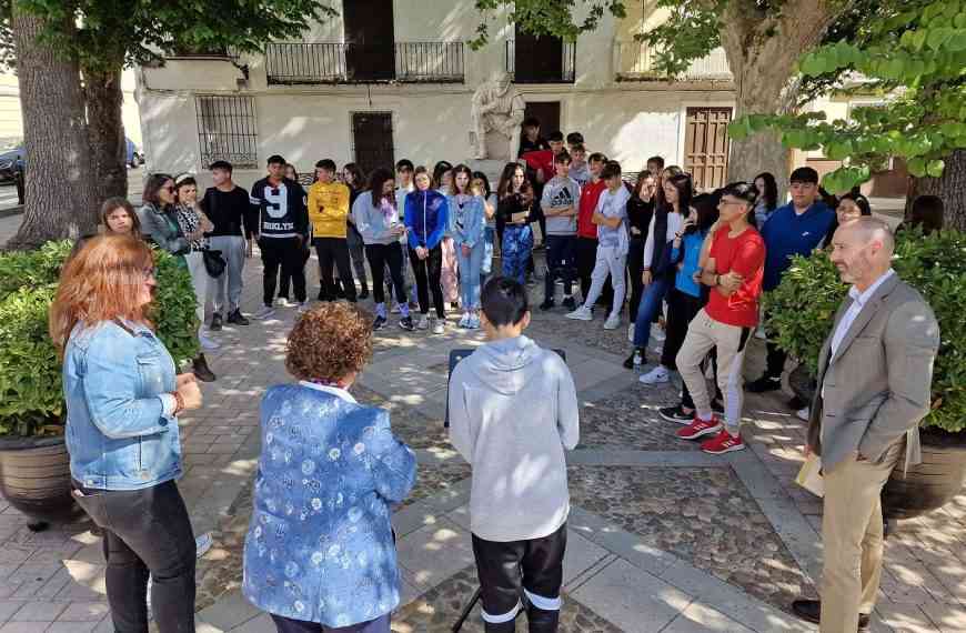 Estudiantes del IES Vicente Cano homenajean a Cervantes leyendo los sonetos y epitafios del Quijote
