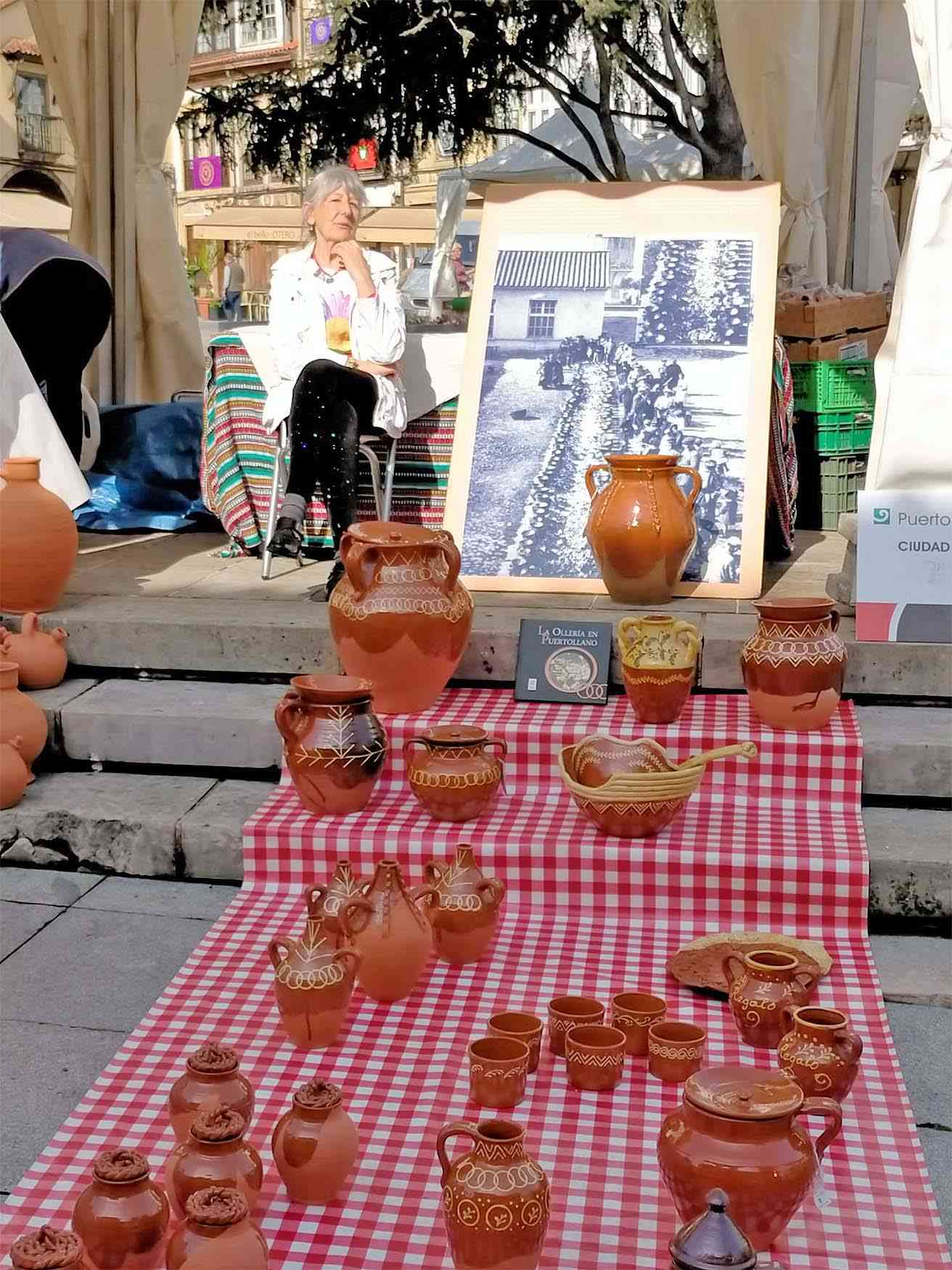 Exposicion del Alfar Arias y la Maestra Artesana de Castilla La Mancha la alfarera Gracia Arias - El ‘Alfar Arias’ de Puertollano participa en la XII ‘Feria de Alfarería Tradicional Villa de Avilés’ en el marco de las Fiestas del Bollo 2023