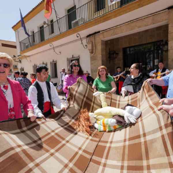 El Domingo de Resurrección, Argamasilla de Alba revivió la tradición del Manteo del Pelele