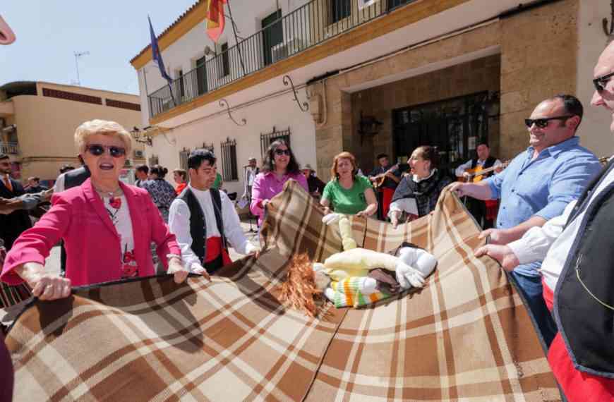 El Domingo de Resurrección, Argamasilla de Alba revivió la tradición del Manteo del Pelele