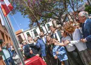 Argamasilla de Calatrava ha celebrado hoy la primera izada de su bandera que ondea junto a las banderas de Castilla-La Mancha y España