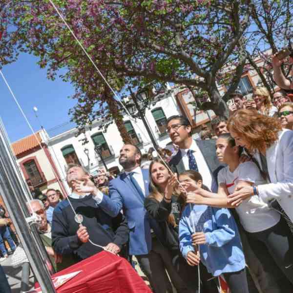 Argamasilla de Calatrava ha celebrado hoy la primera izada de su bandera que ondea junto a las banderas de Castilla-La Mancha y España