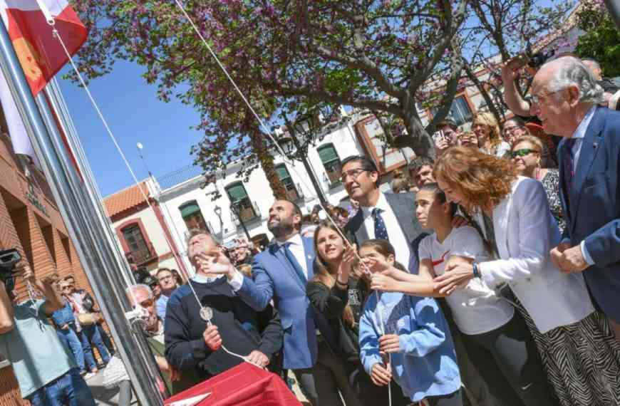 Argamasilla de Calatrava ha celebrado hoy la primera izada de su bandera que ondea junto a las banderas de Castilla-La Mancha y España
