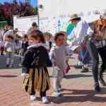 Pequeños y grandes disfrutan del desfile quijotesco de la Escuela Infantil Alba de Argamasilla de Alba