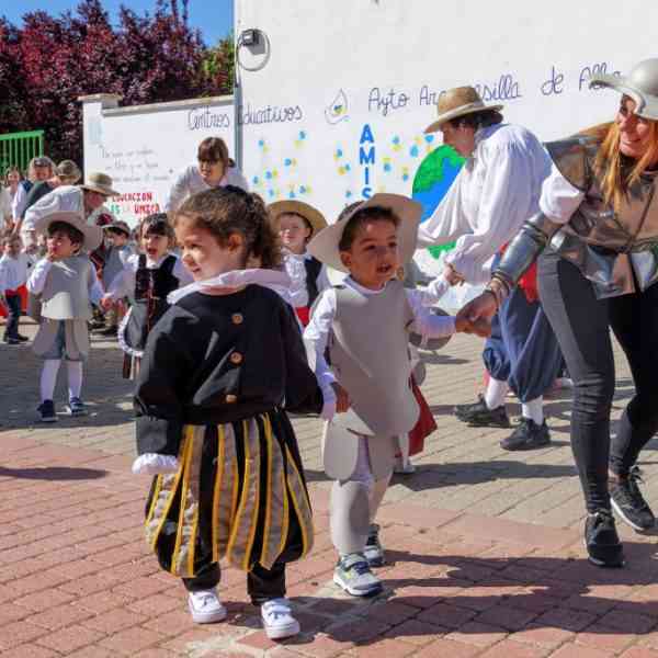 Pequeños y grandes disfrutan del desfile quijotesco de la Escuela Infantil Alba de Argamasilla de Alba
