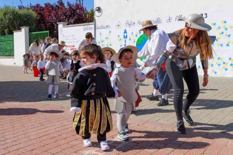 Pequeños y grandes disfrutan del desfile quijotesco de la Escuela Infantil Alba de Argamasilla de Alba